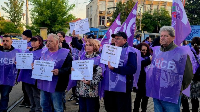 София остава без наземен транспорт, краен час на протеста няма