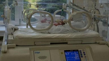 Неонатолози в Пловдив се борят за живота на 980-грамово момченце