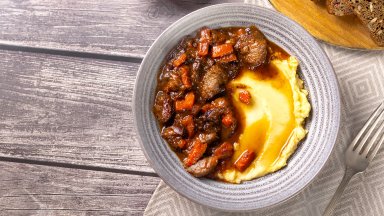 Задушено свинско с картофено пюре