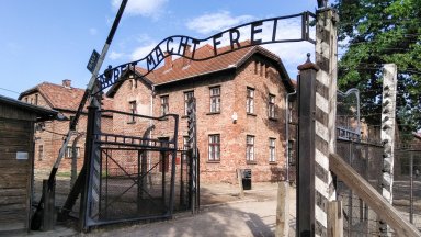 И двамата кандидат канцлери имат тайни, които не желаят да бъдат разкрити, но само единият знае тайните на другия... (откъс)