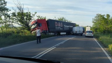 Сблъсък между два микробуса и ТИР край Стара Загора взе жертва