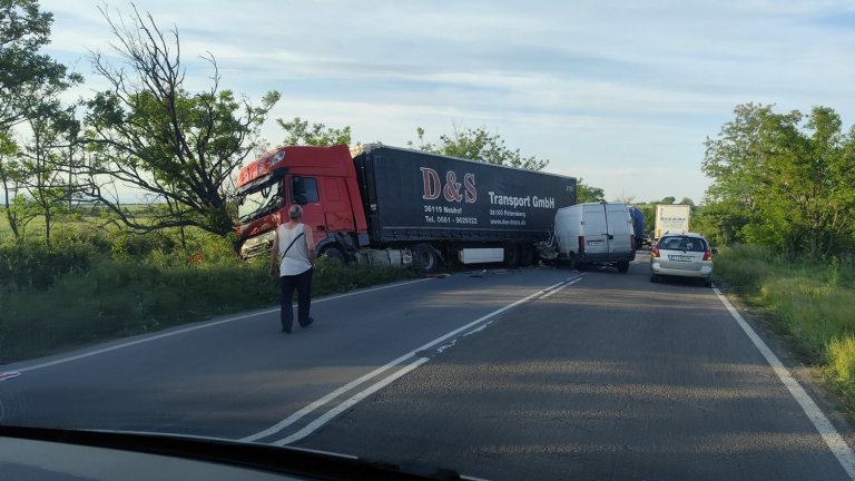 Сблъсък между два микробуса и ТИР край Стара Загора взе жертва