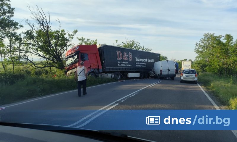 Един човек е загинал при катастрофа между два микробуса и