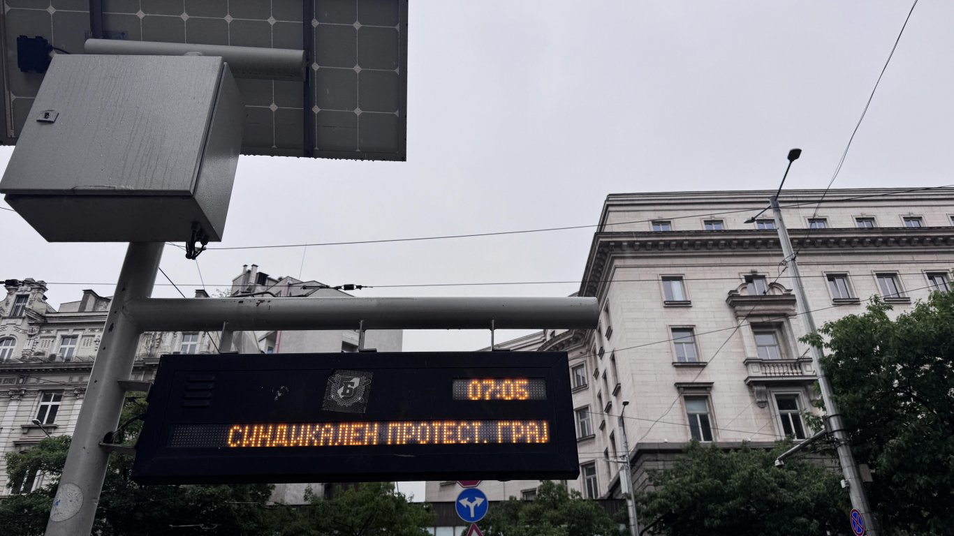 Удължават с 6 дни картите за градския транспорт в София заради стачката