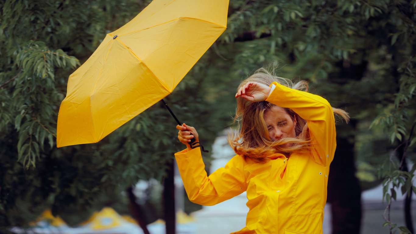 Летни температури днес, чувствително захлаждане със силен вятър - утре