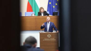 От парламентарната трибуна Възраждане излязоха с декларация с която остро