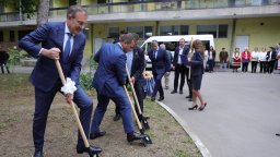 Социалният министър Борислав Гуцанов даде старт на ремонта на Дом за стари хора в Русе
