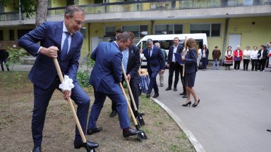 Министърът на труда и социалната политика Борислав Гуцанов постави началото