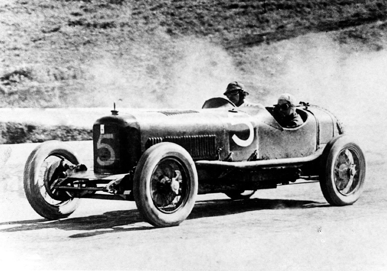През 1926 г. Maserati Tipo 26 побеждава в своя клас в надпревара „Тарга Флорио“ с Алфиери Мазерати зад волана
