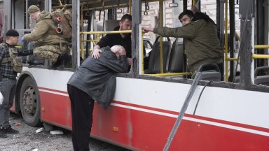 При руски удар по микробус с цивилни в Северна Украйна