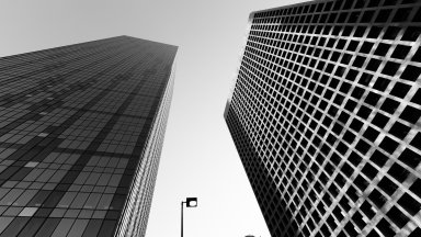 Двегодишно момче падна от 15 ия етаж на многоетажна сграда близо