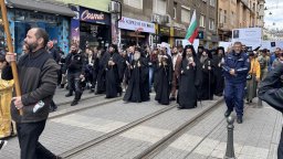 Подкрепящи "Добродетели и религия в училище" шестваха в София