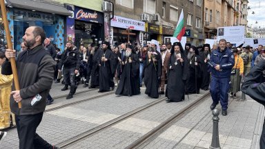Подкрепящи "Добродетели и религия в училище" шестваха в София