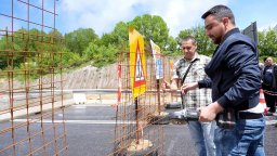 След няколко протеста: Тодор Батков-син сряза с флекс оградата на затворения ГКПП "Рудозем - Ксанти"
