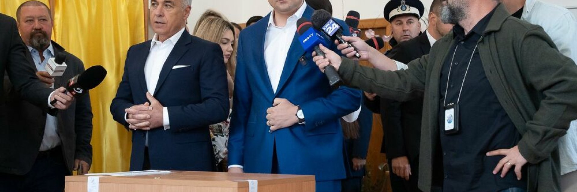 По-висока изборна активност в Румъния от първия тур, Симион и Джорджеску гласуваха заедно