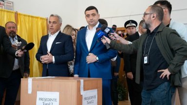 По-висока изборна активност в Румъния от първия тур, Симион и Джорджеску гласуваха заедно