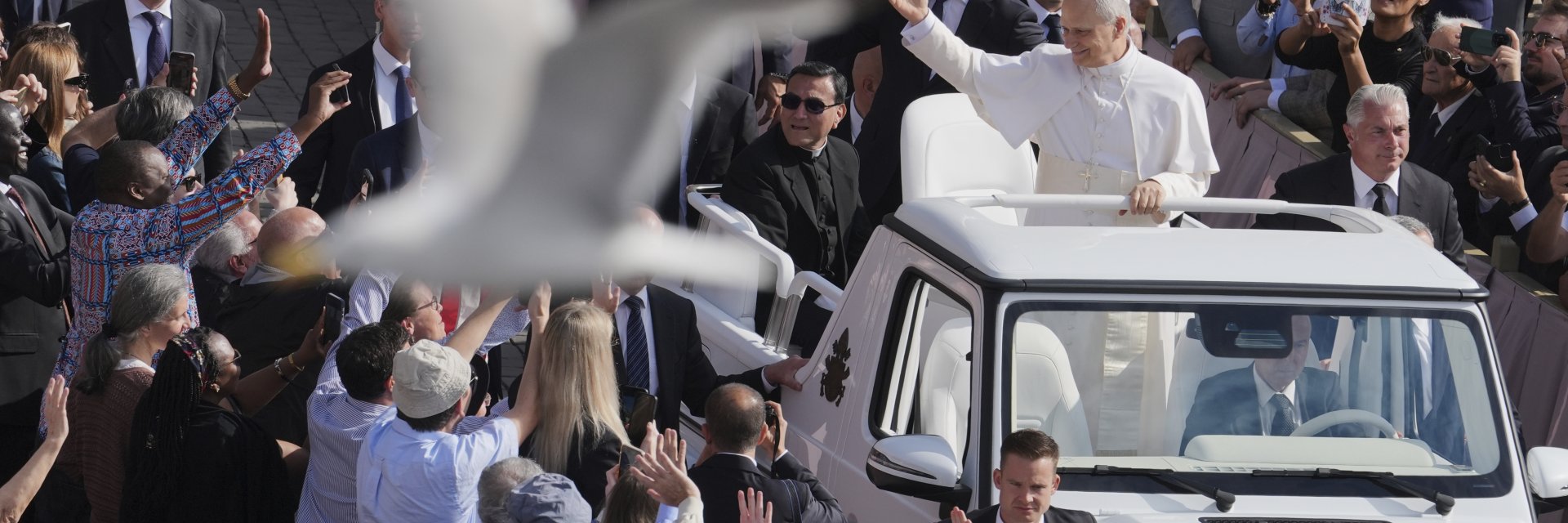 "Да живее папата!": Лъв XIV зае престола официално (снимки/видео)