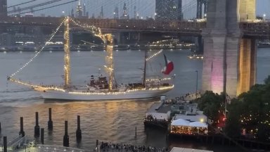 Учебен кораб на мексиканските военноморски сили се блъсна в Бруклинския
