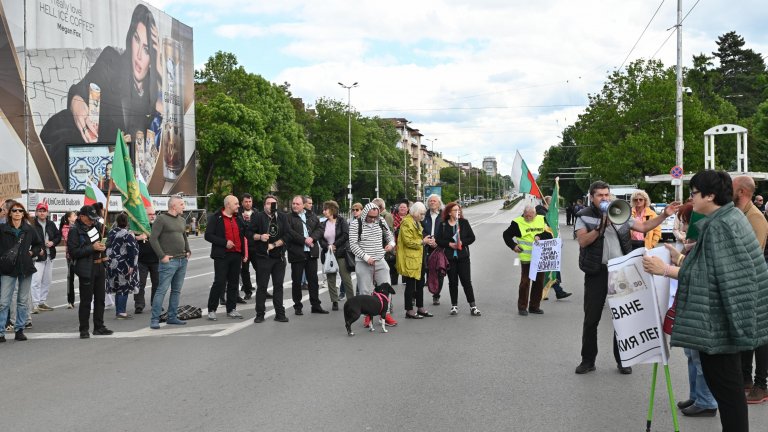 Защитници на лева блокираха за кратко Орлов мост, протестиращи се събраха и във Варна