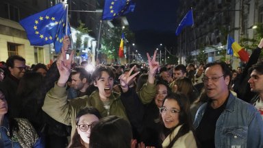 Хиляди души излязоха по улиците в Букурещ за да отпразнуват