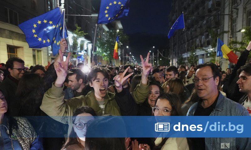 Хиляди души излязоха по улиците в Букурещ, за да отпразнуват