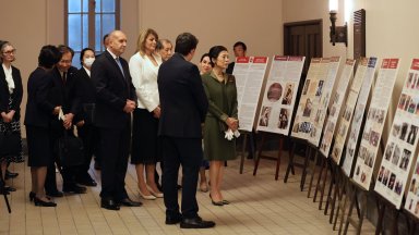 Румен Радев и принцеса Такамадо заедно на изложба в университета "Васеда" (снимки)
