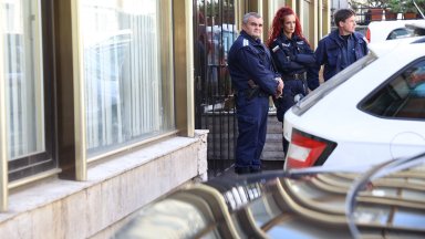Областната управа изземва с полиция централата на ДПС - Доган 