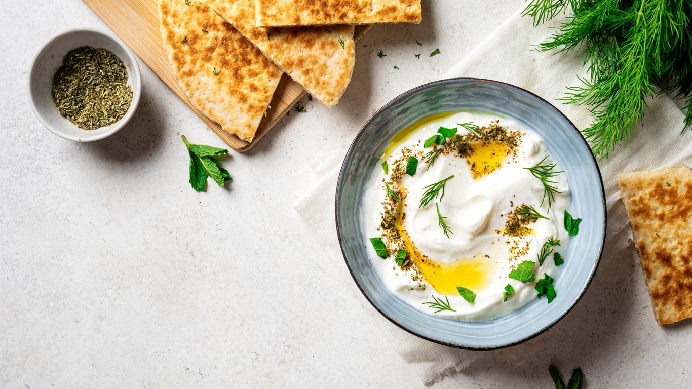 Вкусни мезета и разядки с цедено кисело мляко