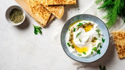 Вкусни мезета и разядки с цедено кисело мляко