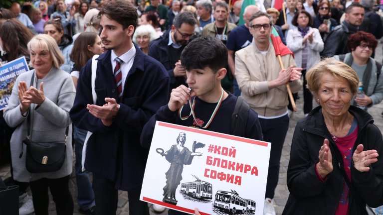 Протестът в подкрепа на Васил Терзиев изпълни улицата пред Столична община