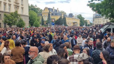С шествие от Столична община до президентството протестиращи подкрепиха Васил Терзиев
