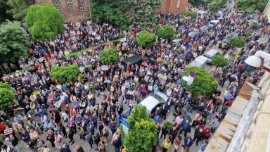 С шествие от Столична община до президентството протестиращи подкрепиха Васил Терзиев