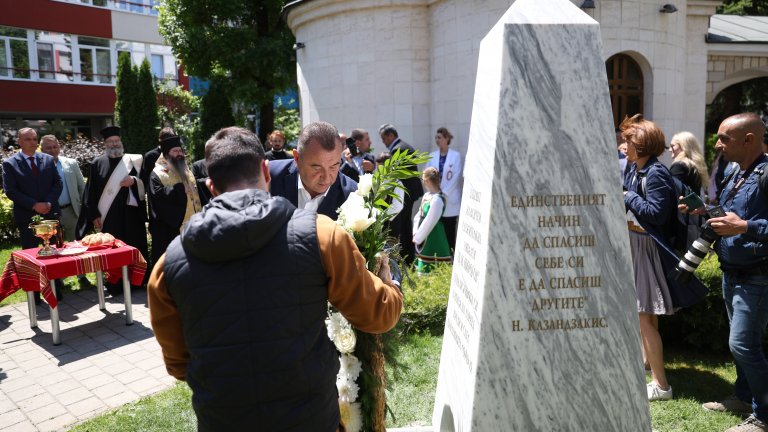 В "Пирогов" откриха паметник на загиналите медици при COVID-пандемията (снимки)