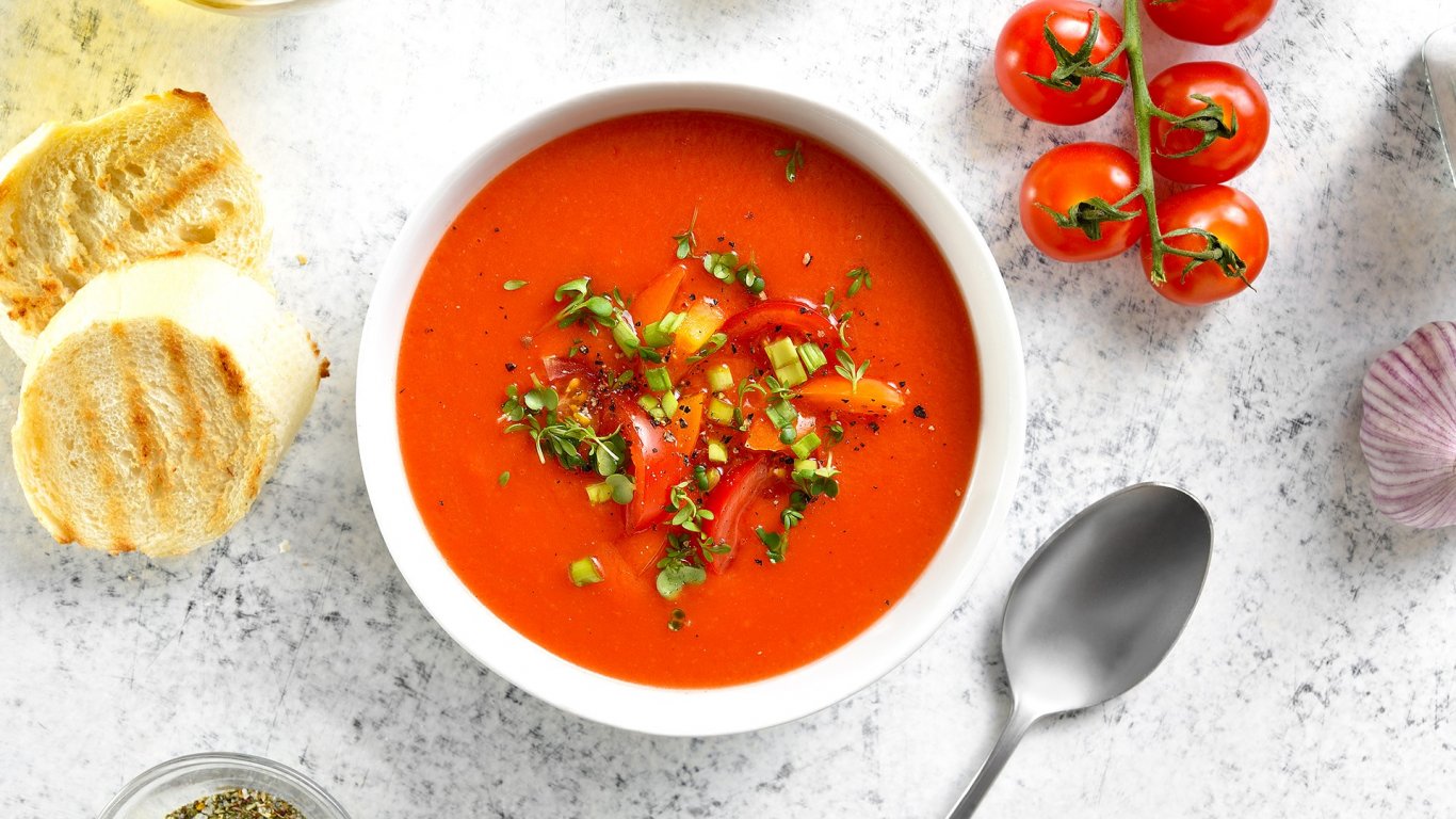 Набързо: Лятна супа от чушки и домати