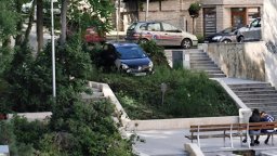Шофьорка излетя от стръмна улица и "паркира" в градинка до Община Велико Търново