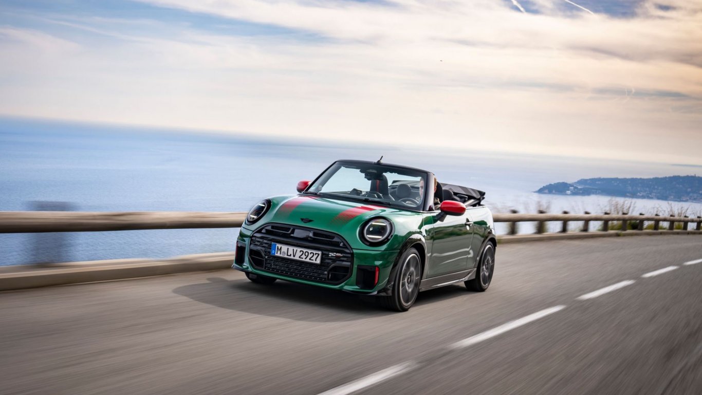 MINI John Cooper Works Cabrio сваля покрива си само за 18 секунди