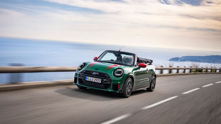 MINI John Cooper Works Cabrio сваля покрива си само за 18 секунди