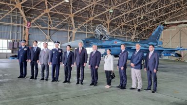 Румен Радев посети японската авиобаза "Хякури" и влезе в кабината на "синя оса"