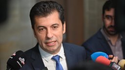 Кирил Петков към ГЕРБ: Хвърляте 15 милиона от джипката и не мислите за после