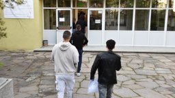 Зрелостниците писаха по "Крадецът на праскови" на Емилиян Станев 