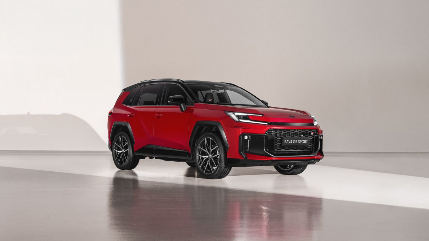 Новата Toyota RAV4 предлага 100 км пробег на ток и се зарежда по-бързо