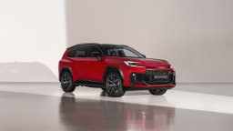 Новата Toyota RAV4 предлага 100 км пробег на ток и се зарежда по-бързо