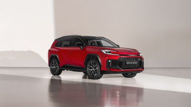 Новата Toyota RAV4 предлага 100 км пробег на ток и се зарежда по-бързо