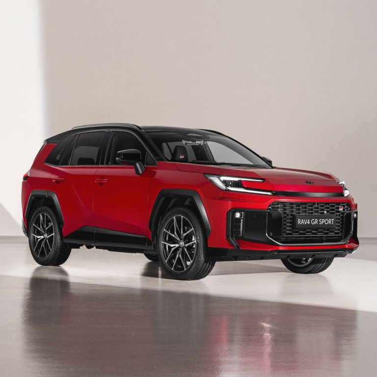 Новата Toyota RAV4 предлага 100 км пробег на ток и се зарежда по-бързо