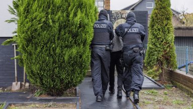 Трима души бяха арестувани вчера в Германия при полицейски акции