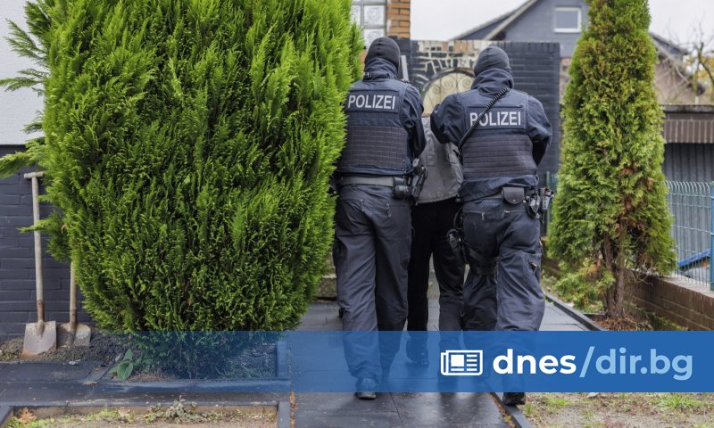 Трима души бяха арестувани вчера в Германия при полицейски акции,