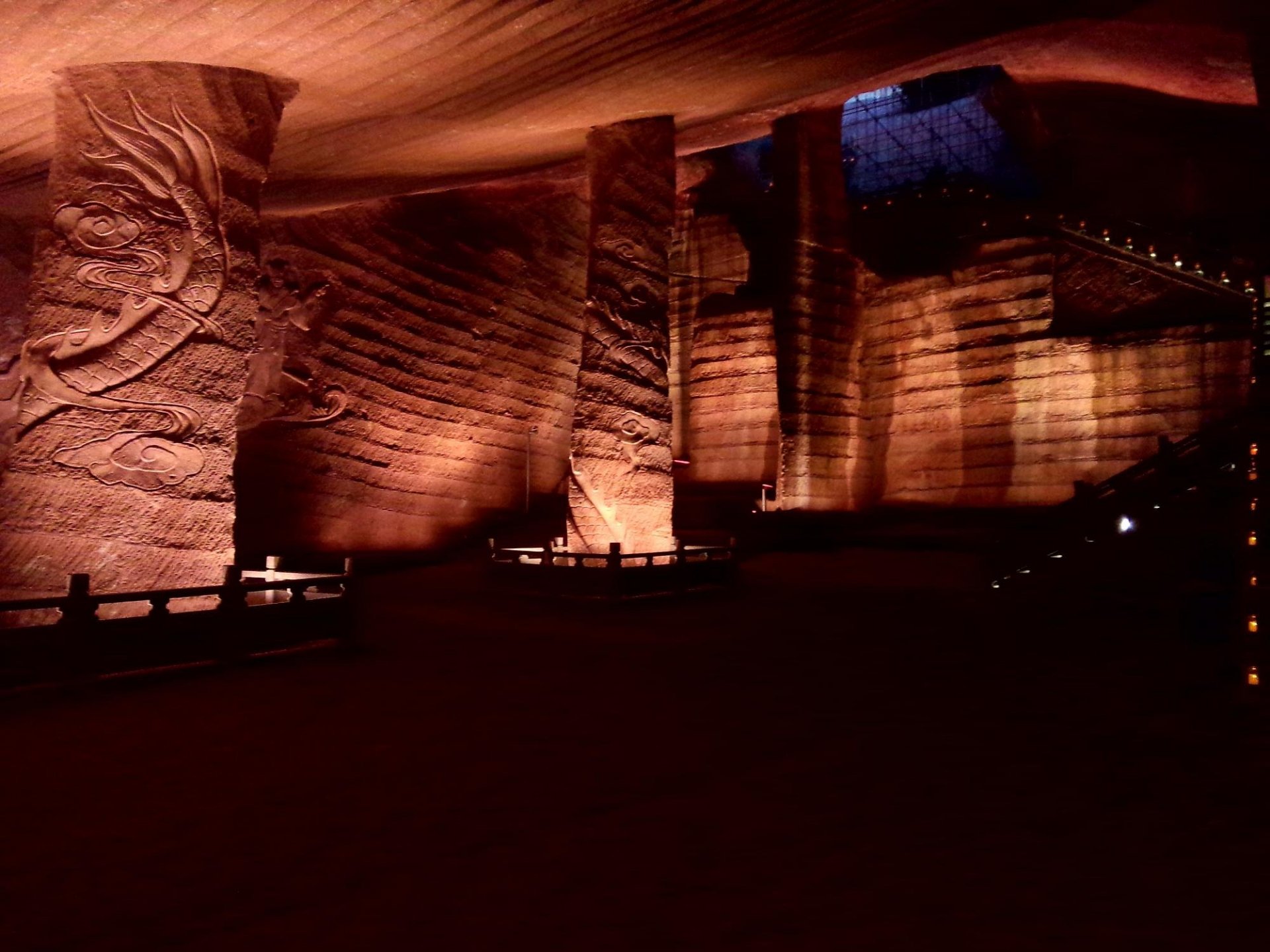 Стените на пещерите са покрити с грижливо издълбани успоредни линии. Защо? Това е друга загадка, на която трябва да се отговори