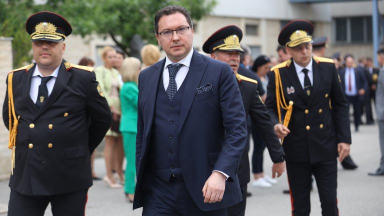 Митов: Десетилетия култ към мутрите, чалгата, вещите и скъпите коли доведе до "локалите"