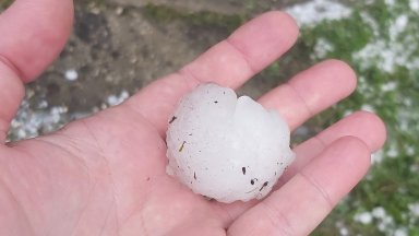 Градушка с удари села Севлиевско този следобед и унищожи насажденията