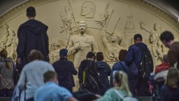 Сталин се "завърна" в московското метро (снимки)